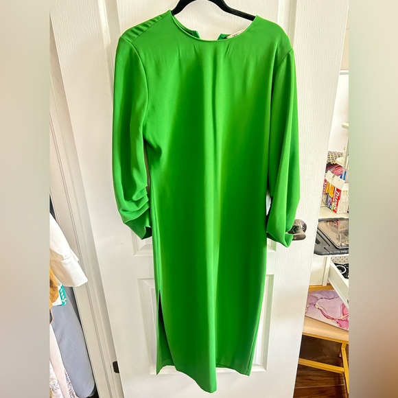 Beautiful Green midi dress from Zara in amazing condition - Picture 1 of 3